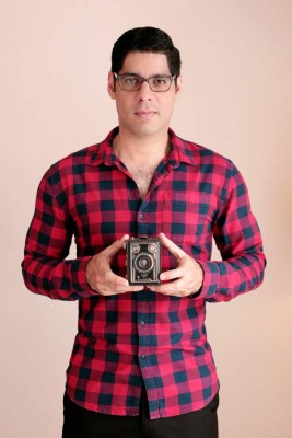 José Rubén Merlo no fotografía la vanidad ni la vida, sino la historia, el arte, recupera la foto del ayer y la perpetua en libros para que Honduras brille con sus talentos e identidad.