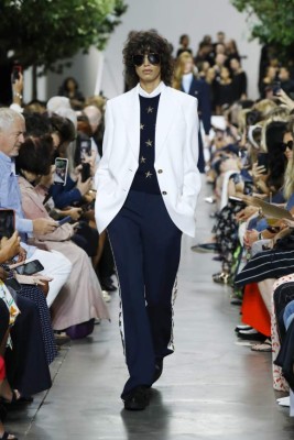 BROOKLYN, NEW YORK - SEPTEMBER 11: Mica Argañaraz walks the runway during the Michael Kors Collection Spring 2020 Runway Show on September 11, 2019 in Brooklyn City. JP Yim/Getty Images for Michael Kors/AFP