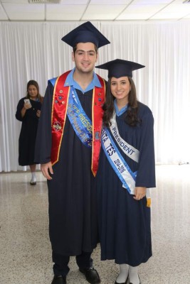 Histórica y solemne fue la graduación de la EIS