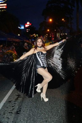 Las bellas chicas en el desfile de la Feria Juniana