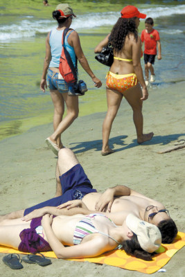 Diversión de altura se vive en playas de Omoa