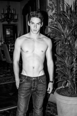 Guapo sobrino de Hillary Clinton causa furor en redes sociales