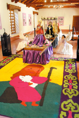 Plasman su devoción en alfombras de aserrín