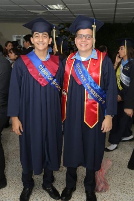 Histórica y solemne fue la graduación de la EIS