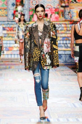 Milano (Italy), 23/09/2020.- A handout photo made available by Dolce&amp;Gabbana press office shows a model wearing a creation by Dolce &amp;Gabbana during the Women&#39;s and Men&#39;s Spring/Summer 2021 collections in Milan, Italy, 23 September 2020. Due to the limitations and precautions of Covid-19 coronavirus measures, most of the event&#39;s presentations of Women&#39;s and Men&#39;s Spring/Summer 2021 collections take place in digital format. (Moda, Italia) EFE/EPA/Dolce&amp;Gabbana press office / HANDOUT HANDOUT EDITORIAL USE ONLY/NO SALES/NO ARCHIVES