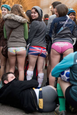Ciudades del mundo celebran el Día Sin Pantalones en el Metro