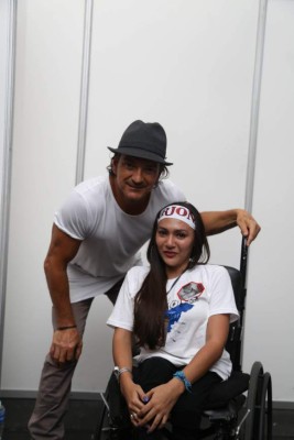 Dania Paz 'lloró” en los brazos de Ricardo Arjona