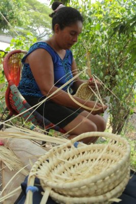 La mayoría de la población se dedica a la elaboración de artesanías hechas de palma y junco.