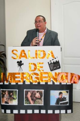 Luis Andrés Cruz Alvarenga, escritor y catedrático de la carrera de Periodismo, presentó durante la velada académica cultural su libro Rutas de dolor. La obra trata sobre casos migratorios y recopila historias reales de hondureños. Es protagonizada por Chico, un niño de 8 años que se dirige a Estados Unidos en busca del sueño americano.