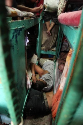 Reclusos siguen poniendo las reglas en cárceles