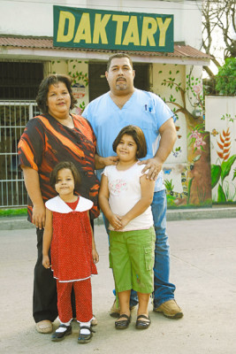 'Chiquita ahora corre y salta en su silla de ruedas”