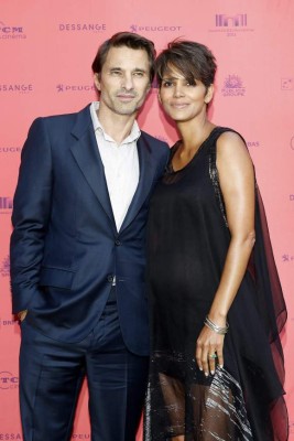 ARCHIVO GENTE:EFE/EUA CARIBE SHM28 LOS ANGELES (CA, EEUU), 27/10/2015.- Fotografía de archivo (13/6/2013) de la actriz estadounidense Halle Berry (d) y su esposo, el actor francés Olivier Martinez (i), que según la edición digital de la revista especializada People se encuentran en pleno proceso de divorcio. Según una fuente cercana a la pareja, que tiene más de dos años de matrimonio y un hijo en común, no ha habido una situación concreta que propiciara la decisión, sino que la relación, simplemente, 'había agotado su curso'. EFE/YOAN VALAT/archivo [ARCHIVO]