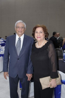 José Francisco Saybe recibe premio Valmoral