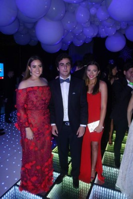 Juventud, elegancia y celebración en la Prom 2018 de la EIS