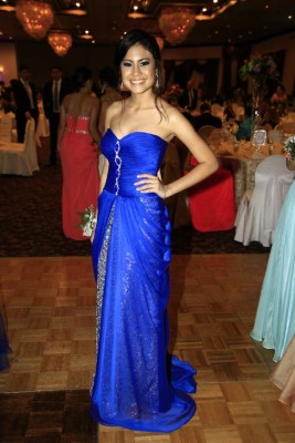 Vestidos elegantes hechos de manos hondureñas