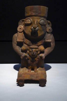 GRA371. PARIS, 15/02/2016.- Una de las esculturas que forman parte de la exposición 'Chamanes et Divinités de l'Équateur précolombien' (Chamanes y divinidades del Ecuador precolombino), compuesta por 256 piezas de los chamanes y las deidades de cuatro grandes culturas costeras del Ecuador precolombino, que ofrece el que el Museo del Quai Branly de París a partir de mañana. EFE/María Luisa Gaspar