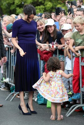 Meghan, Duchess of Sussex greets a young well-wisher during a public walkabout at the Rotorua Government Gardens in Rotorua on October 31, 2018. - The Duke and Duchess of Sussex are on a three-week tour of Australia, New Zealand, Tonga, and Fiji. (Photo by MICHAEL BRADLEY / POOL / AFP)