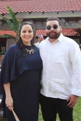 Andrea Handal y Roberto Álvarez firman acta de boda civil
