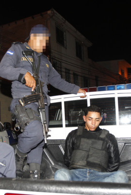 Con carro robado y un fusil capturan a joven