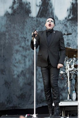 Marilyn Manson se cae y provoca locura en el Knotfest México