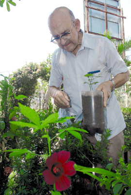 Después de la sotana, el traje de jardinero