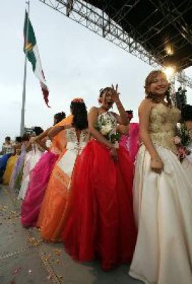 Dos centenares de adolescentes mexicanas celebran fiesta masiva de 15 años