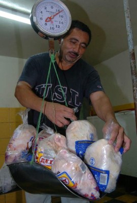 Regularán la cantidad de agua en pollos congelados