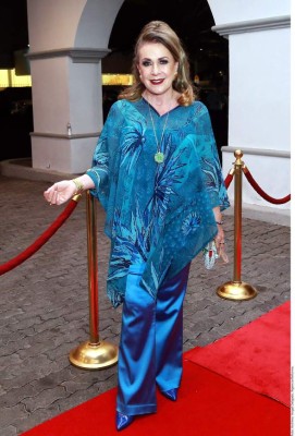 Thalía firma contrato para darle pensión a su abuela