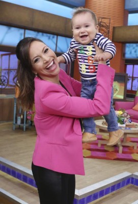 La presentadora hondureña Satcha Pretto carga a su bebé Bruce Butler.