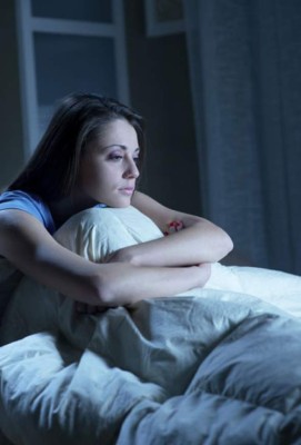 Leche caliente con miel para combatir el insomnio