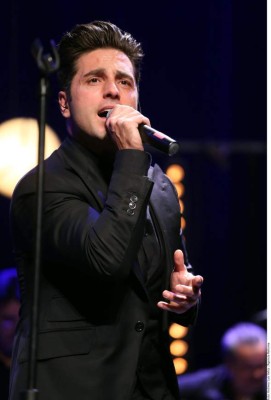 David Bustamante confunde la bandera de Venezuela