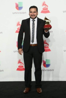 Premios Latin Grammy comienzan con un saludo a la caravana de inmigrantes