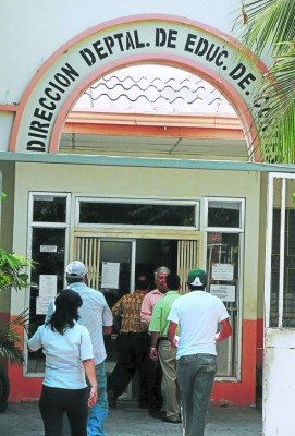 Piden a 3,400 maestros presentar título