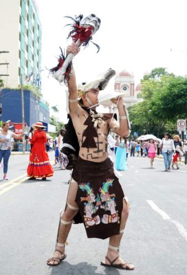 Escolares hondureños rinden homenaje a la patria