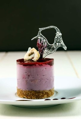 Cheesecake de tamarindo con manzana y miel de jamaica