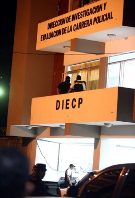 Al menos 1,400 policías se irán en la primera fase de la depuración