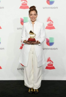 Premios Latin Grammy comienzan con un saludo a la caravana de inmigrantes