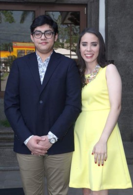 Bachilleres de la Fountain of Light se reúnen