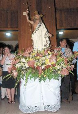 ¿Por qué buscan entre los muertos al que vive?