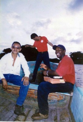 El hondureño Ángel Amílcar en una foto junto a sus amigos. Foto tomada de El País.