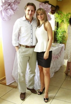 Marianne Castillo recibe el sacramento del bautismo