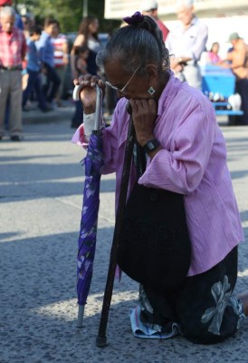 Oran por la dura realidad del país en el viacrucis sampedrano