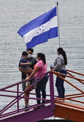 People enjoy the day at Lake Yojoa, largest natural lake in Honduras, in Santa Cruz de Yojoa municipality, some 180 km northwest of Tegucigalpa, on September 6, 2020, amid the COVID-19 novel coronavirus pandemic. - The novel coronavirus has killed 2,000 people in Honduras in the first six months since the pandemic erupted in the country, with more than 64,500 contagions. As the country is gradually reopening the economy, thousands of Hondurans have turned to the mountains and other tourist places that give them security. One of the most visited places is Lake Yojoa. (Photo by Orlando SIERRA / AFP)