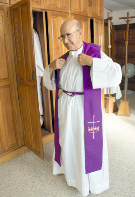 Después de la sotana, el traje de jardinero