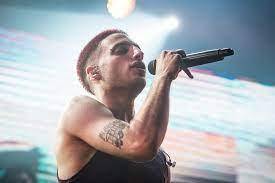 Tambien atento a sus contemporáneos, Wos invita a Dillom a una descarga adrenalínica de punk-rock (“Cabezas cromadas”) y expande sus horizontes musicales al resto del continente, en “La niebla”, una conmovedora balada que narra el momento exacto en el que el amor parece haberse desvanecido, junto a la mexicana Natalia Lafourcade. 