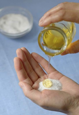 Baking soda and honey natural skin exfoliant