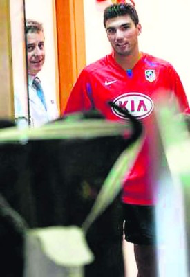 Reyes firma contrato con el Atlético