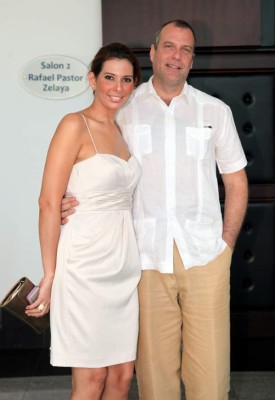 Rennée Ruiz y Gustavo Canahuati se prometen amor