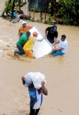 Noel azota con lluvias y fuertes vientos al noreste de Cuba