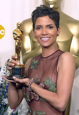 US-OSCARS-BERRY-ACTRESS LEADING ROLE:EMBARGOED FOR INTERNET USE UNTIL END OF OSCAR TELECASTJTH28 - 20020324 - HOLLYWOOD, CA, UNITED STATES : US actress Halle Berry holds her Oscar after winning the award for best actress in a leading role for her portrayal of Leticia Musgrove, a woman struggling to raise her son alone following her husband's execution, in the movie 'Monster's Ball' 24 March, 2002 at the 74th Academy Awards at the Kodak Theatre in Hollywood, CA. EPA PHOTO AFPI/MIKE NELSON [EMBARGOED FOR INTERNET USE UNTIL END OF OSCAR TELECAST]